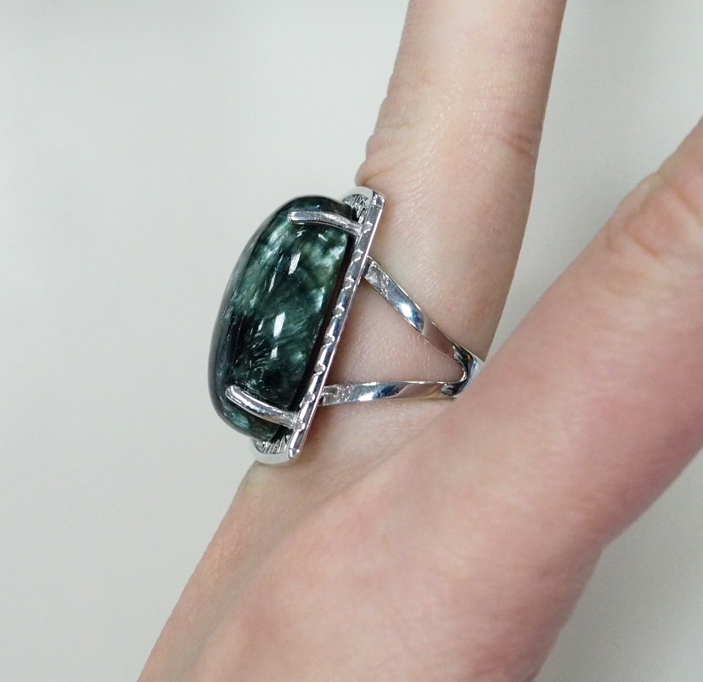 Серебряное кольцо с серафинитом